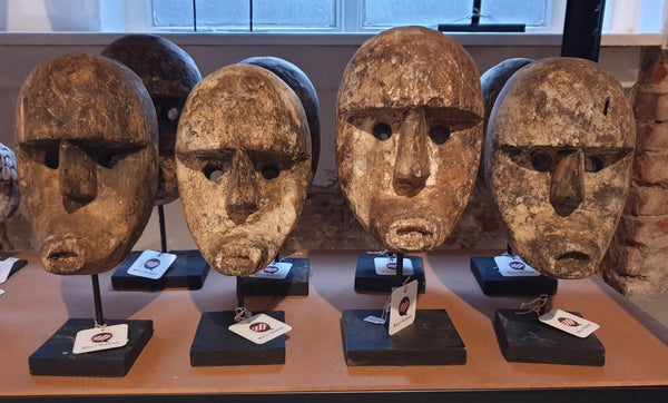 Houten masker op standaard - woondecoratie - houtsnijwerk
